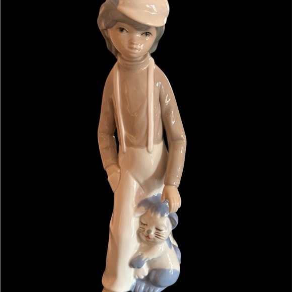 Porcelain Figurines with Blue and White Accents set de two . - Picture 3 of 5